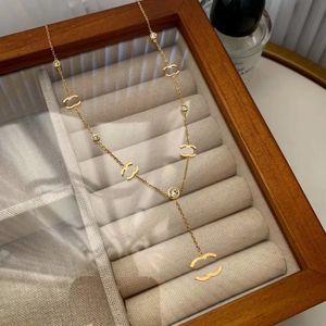 Elegancki styl Designer Naszyjniki Dziewczyna Miłość łańcucha prezentu Naszyjniki Wysokiej jakości biżuteria ze stali nierdzewnej 18K Gold Slated Naszyjniki urodzinowe biżuteria na prezent urodzinowy biżuteria