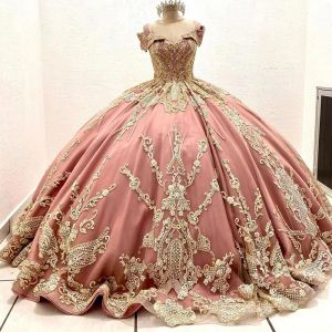 Abiti Quinceanera rosa polveroso con applicazioni in pizzo dorato con spalle scoperte Corsetto sul retro in rilievo Tulle Abiti personalizzati con abiti da ballo per spettacoli dolci da principessa