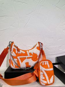 有名なトライアングルサインデザイナートートバッグ財布高級ファッションラムスウール女性ショルダーバッグハンドバッグ秋冬高品質の女性豪華なクロスボディバッグ