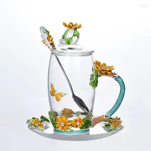 Muggar Creative Yellow Daisy Emamel Crystal Mug Tea Cup Coffee Fjärilsmålad blommor koppar klart glas med sked