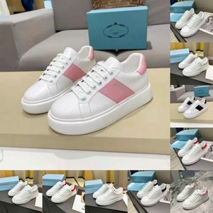 59model Luxury designer Shoes New Screener Designer Dirty Casual Shoes Female Real Leather Ace Embroidered Strawberry Men Sneaker