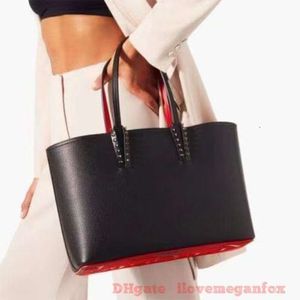 Designer tygväskor lyxiga modeväskor kvinnor axelväskor nytt medium 24 cm rivet väska mode personlig röd botten casual en axel mamma väska