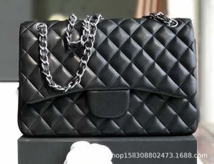 Borsa a tracolla grande da donna in pelle di vacchetta goffrata granulare con patta classica in stile profumato. Saldi di liquidazione