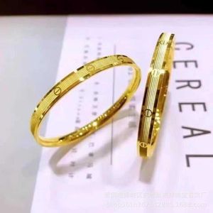 Högkvalitativ konstnärlig armband för kvinnor och män online -butik Vietnam Family Armband Gold Car Flower Imitation Design Stängd med originallåda