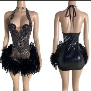 Rhinestone ile yeni siyah tüy balo propa elbisesi seksi yular sırtsız baddie siyah kızlar gece elbisesi 2024 Kokteyl resmi parti eve dönüş vestidos de fiesta gala