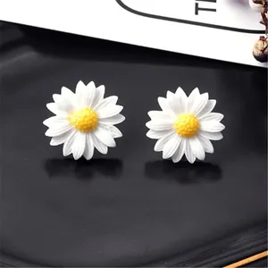 Studörhängen Glänsande sidamodsmärke smycken elegant blomma för kvinnor gåva enkel stil daisy uttalande