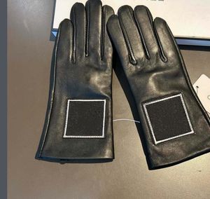 Designerskie rękawiczki dla kobiet moda czarna skórzana owcza skórzana polar wewnątrz litera Rękawica damskie ekran Zima grube ciepłe skóry gniazda rękawiczki