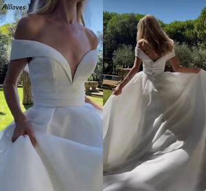 Abiti da sposa sexy con spalle scoperte A Line Boho Garden Semplice raso bianco Seconda ricezione Abiti da sposa Bottoni Indietro Corte dei treni Sposa Robes de Mariee CL2196