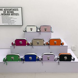 2023 Autumn New Universal Small Square Bag Designer Tecknad karaktär kamerapåse enkel axel crossbody väska trend