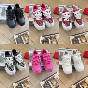 Designer uomo donna su scarpe da corsa con borchie Bianco Rosso Triple Nero Cosmic Fucsia Bianco Nero Uomo Donna Scarpe da ginnastica Sportive Sneakers da jogging Scarpe da passeggio