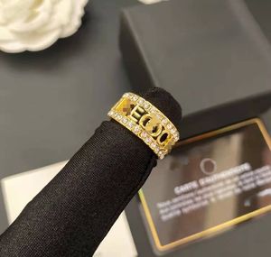 Designer oco para fora carta banda anéis feminino 18k anel de dedo cristal banhado a ouro