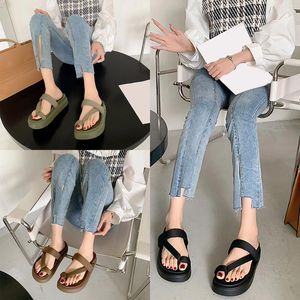 Sandalet Flip Flops Sandal Kadınlar İçin Yaz Ayak Bileği Kayışı Platformu Yumuşak Rahat Ayakkabılar Kız Dış Mekan Alçak Topuk