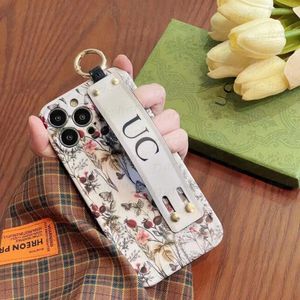 Luxury Matte Flower Print Telefonfodral för iPhone 15 14 13 12 11 Pro Max X Xs XR Rivet Wrist Band Rem Antiskid Designer Cover Top Fashion Letter Print Back Shell