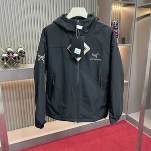 Arcterys Apparel Betalt SV Vattentät utomhusklättring slitage Vindsäker avslappnad hårdskaljacka Mensrockar Hög version Black Gold SV Bird Brodery Soft Shel Wntwh