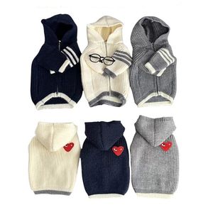 Köpek Giyim Kış Yeni Lüks Tasarımcı Aşk Etiketleme Pet Sweater Sleeve Stripe Kontrast Gri Beyaz Donanma Kazak Schnauzer Fadou Cat Pet Sweater