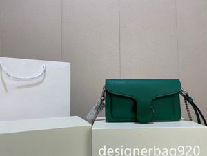 Crossbody påsar designer väska fick axel väska kohud handväska handväska hårdvara i guld med flip-top design flera färger tillgänglig storlek rese axelväska