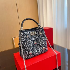 Luxurys handväska designer stilfull och underbar päckad hinkväska kvinna metall klassisk handväska högkvalitativ crossbody väska