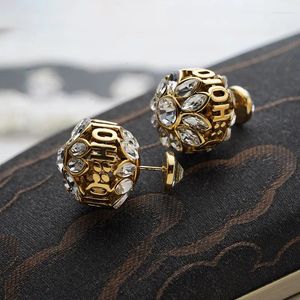 Pendientes de botón Pendiente de letra ahuecado de lujo para personas mayores clásicas para mujer, diseño de nicho de moda Retro, joyería Sense Girl, regalo de boda para fiesta