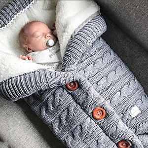 Sovsäckar höst och vintervagn baby sovsäck utomhusknapp baby stickad sovsäck ull borstad och tjock babys filt 231031