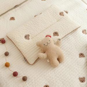 Подушки для новорожденных, летняя сетчатая хлопковая дышащая впитывающая пот подушка для украшения детской комнаты, милый медведь с вышивкой 231031
