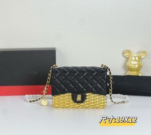 23c Mini borsa da pranzo con moneta d'oro in metallo con tracolla in metallo nero e pelle di pecora, taglia 19 all'ingrosso