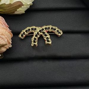 Lüks Kadın Tasarımcı Marka Mektubu Broşlar Kanal Crystal Rhinestone Mücevherat El yapımı deri broş pim erkeklerle evlenmek Düğün Partisi Kumaş Aksesuarları
