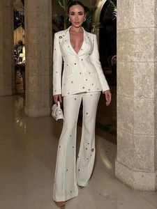 Kvinnors tvåbitar byxor Sexig V Neck Blazer Pant Set Women White Metal Decorative Hollow Out Designer Suit Flare 2 Set Evening Party Suits