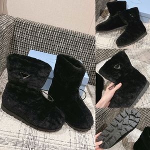 Shearling Booties 1U258N snöstövlar Vinterstövlar Kvinnor Stövlar Svart Shearling Foder Emaljerad Metal Triangle Logo Drawstring Stängning Gummisol Sole Boot Ankle Boots