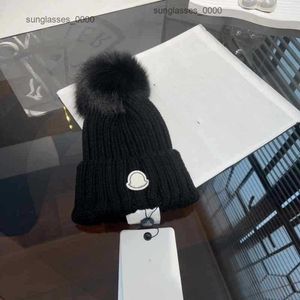 2023 Zimowa czapka Monclair Hat Women Mens Designer Authentic Knited Oversized Fox Fur Ball Oficjalna strona internetowa 1 Caps Wysoka jakość 0mkn