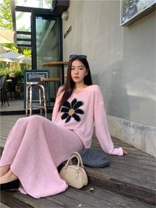 Arbetsklänningar 2023 Autumn/Winter Korean Pink Big Flower Långärmad tröja Mångsidig kjol Set Two-Piece Casual Ladies Fashion
