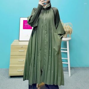 Kvinnors dikerockar Miyake veckad kappa för kvinnor 2023 Höst- och vinterkoreansk stil fast färgstativ i dragkedja lång vindbrytare