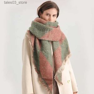 Scarves New European American Checkerboard Scarf Luxury Women Autumn Winter Fleecing Scarve Warm Neckerchief Shawl Fashion Wrap For Men Q231031