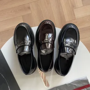 Nuove scarpe firmate Scarpe da uomo in pelle con suola spessa Mocassini con etichetta triangolare Pelle verniciata di alta qualità Stile classico