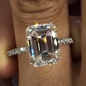 2020 Emerald Cut 3ct Lab Diamond Ring 925 STERLING Gümüş Mücevher Nişan Düğün Bankaları Kadınlar İçin Gelin Partisi Aksesuar Y2174