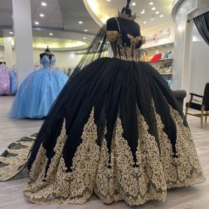 Svart quinceanera klänningar guld applikation spetspärlor med cape gotisk bollklänning prinsessa födelsedagsfest söt 16 vestidos de 15