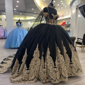 Черные платья Quinceanera, Золотая аппликация, кружевные бусины и накидка, готическое бальное платье принцессы, вечеринка по случаю дня рождения, милые 16, платья де 15