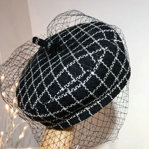 Berets Axi01808 Black White Pearl Bee Autumn Plaid Mesh Elegantleisure Lady Beret Cap Women Painter Restoring Ancient Hat 231031