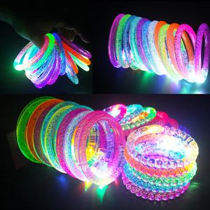 LED Rave Toy 10/20/30/40/50/60PCS LED BRACELETリストバンドグロー、ダークパーティーの好意供給ネオンライトアップブレスレットおもちゃ結婚式の飾り2310303030