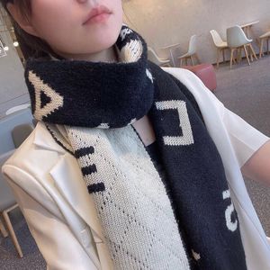 Autumn Winter New Designer Scarf Luxury Style New Color Sticked Woolen Scarf Black White Vintage Boutique Gifts Shawl Christmas Gift Fashion Accessories