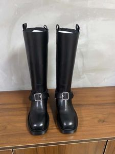 Schuhe im Euro-Stil Herbst- und Winterregenstiefel, neueste Damenstiefel, flache Schuhe, Schnürverschluss, offener Brief, Schnalle, Spleißdesign, Größe 35–41. Kniestiefel