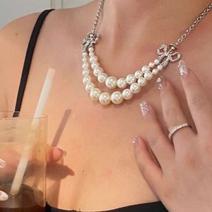 Designerin Viviane Viviennes Westwood Kaiserinwitwe doppellagige Perlenkette mit Schleife für Damen, leichte, luxuriöse Persönlichkeit, vielseitige Saturn-Schlüsselbeinkette