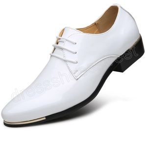 Sapatos de couro patente para homens sapatos formais casuais escritório italiano Sapatos Oxford Man Vestido de noiva