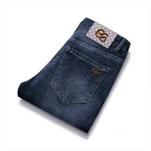 Autumn gouoi jeans män och vinterstil koreansk mode ungdom elastisk smal passform små fötter avancerade varumärke byxor broderade byxor män kvinnor avslappnad lös 943