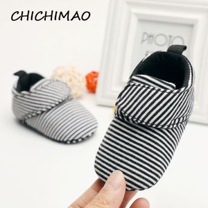 Weiche Kleinkind-Krippe-Erstwanderer, Unisex-Babyschuhe, Jungenschuhe für Neugeborene, Sohle, klassischer Boden, 0–18 Monate, 4 Farbpaare im Großhandel