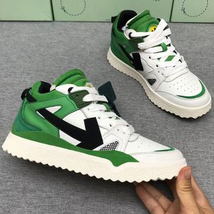 Mid-top casual skor gröna pilar på båda sidor gummi sula vit snörning rem designer mens kvinnor sneakers mode trend hög kvalitet