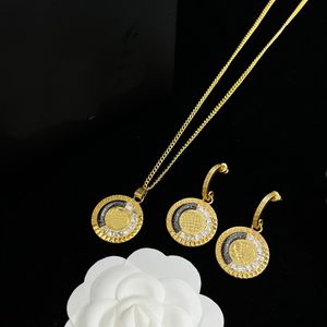 Luxuriöse Frauen Harz Bohrer Halsketten Ohrringringe Haarnadel Set Banshee Medusa Porträt 18K Gold plattiert neu gestaltete Designerschmuck FVV-303