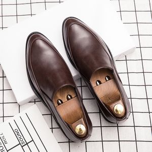 Shoes masculinos Sapatos clássicos de cor sólida pu pontada de ponta simples dos negócios de moda