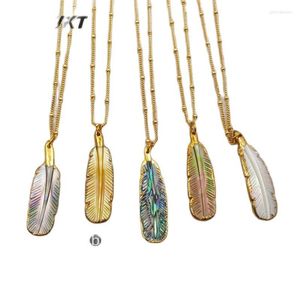 Anhänger Halsketten WT-N1081 Großhandel Stil Natürliche Muschel Geschnitzte Vergoldung Bunte Feder Form Halskette Für Frauen Geschenk