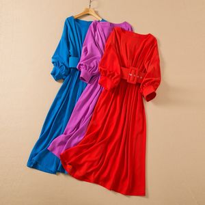 2022 가을 라운드 넥 벨트 ruched 드레스 보라색 / 빨간색 / 푸른 녹색 단색 긴 슬리브 미드 송아지 드레스 22G262357