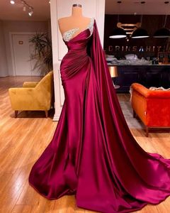 2023 Aftonklänningar Dark Fuchsia Arabic Sheer Long One Shoulder Pärled Crystal Pleats Mermaid Satin Formal Prom Gown Party Dress Abendkleider GB0902